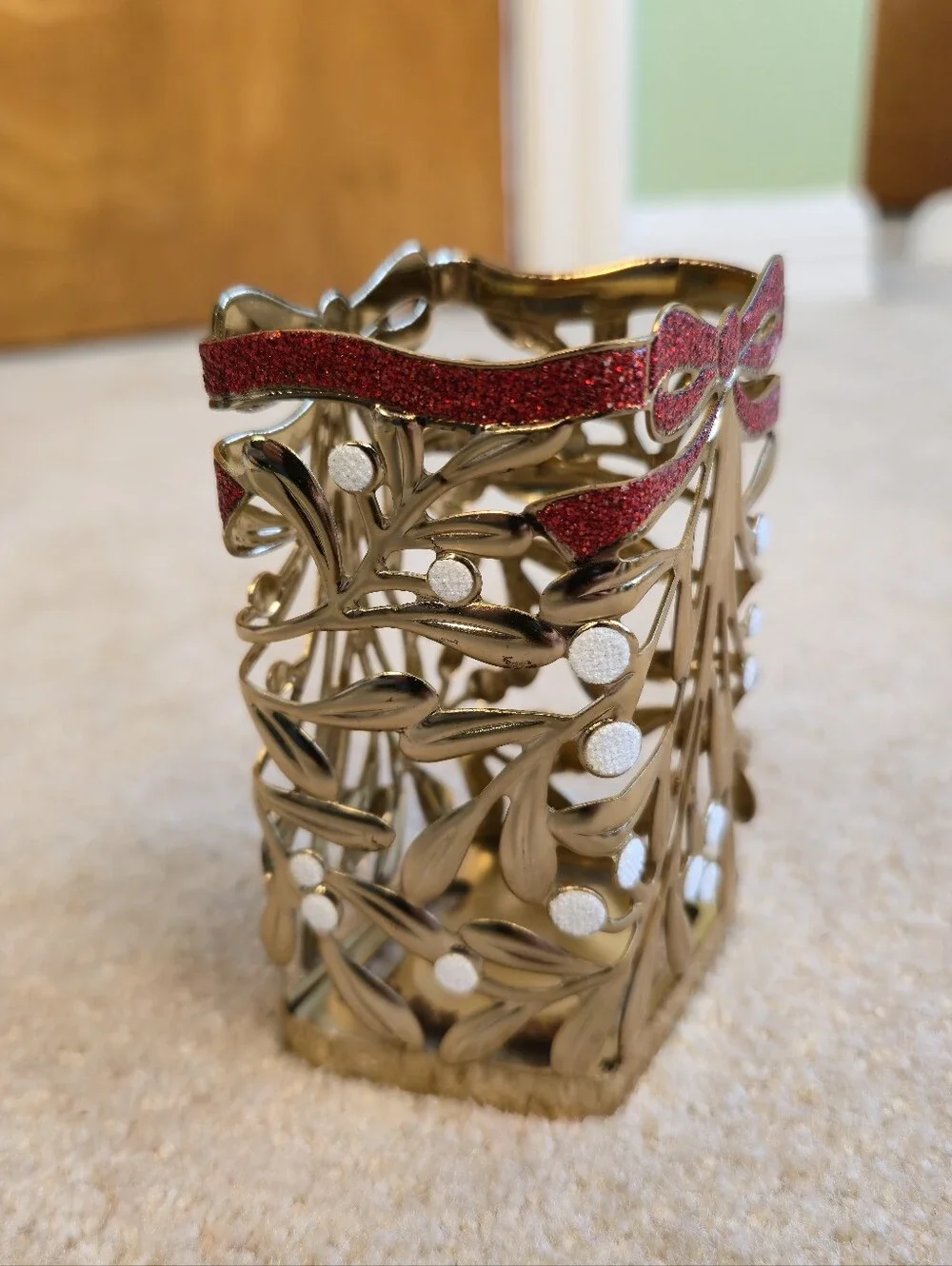 Bath & Body Works Foaming Hand Soap Holder Gold Mistletoe Red Bow